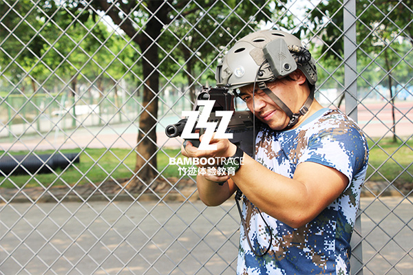 真人版吃雞，CS